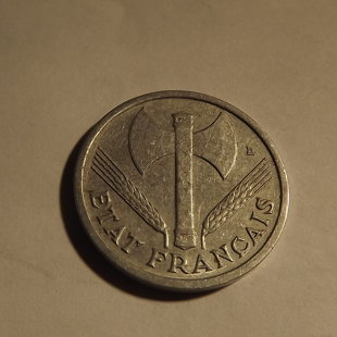 1 franc francisque 1942  métal  aluminium poids 1.6 g  diamètre  23 mm épaisseur 1.85
