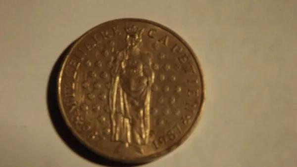 10 francs  millénaire capétien 1987  métal  cupronickel poids 10 g diamètre 26 mm  épaisse