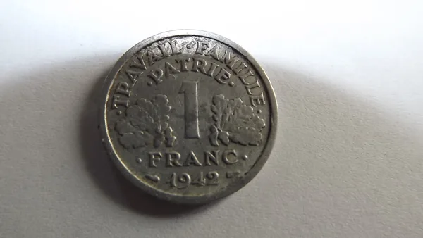1 franc francisque 1942  métal  aluminium poids 1.6 g  diamètre  23 mm épaisseur 1.85