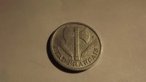 1 franc francisque 1942  métal  aluminium poids 1.6 g  diamètre  23 mm épaisseur 1.85