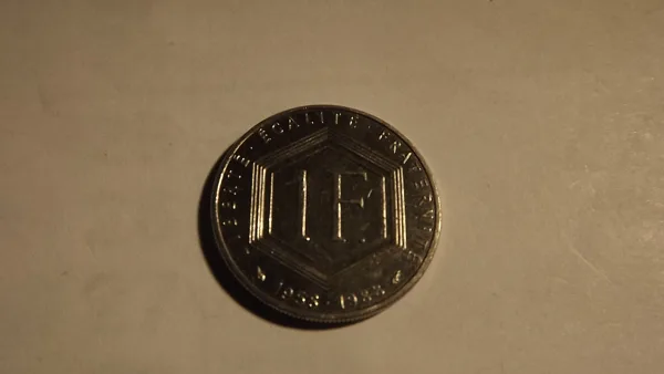 1 franc Charles de Gaulle - 1988  Métal : Nickel  Poids : 5.90 gr Diamètre : 24 mm