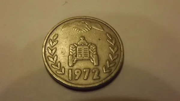 Algérie 1 dinar 1972 "F.A.O." (la légende touche le cercle intérieur)